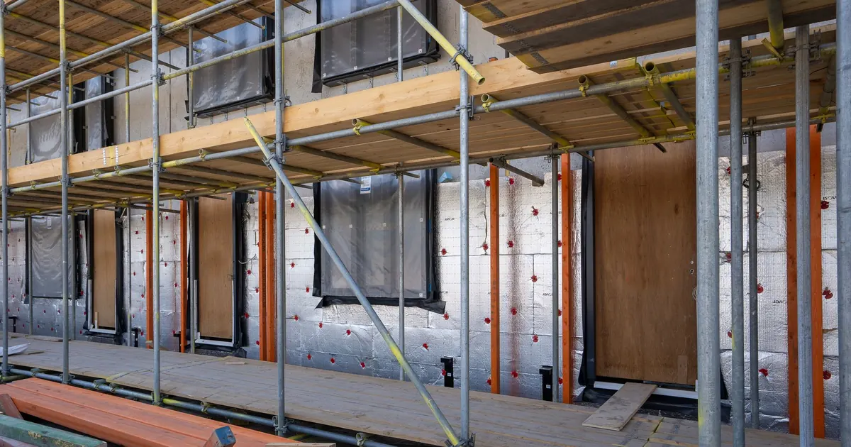 Façade d'un bâtiment sous échafaudage pendant des travaux d'isolation
