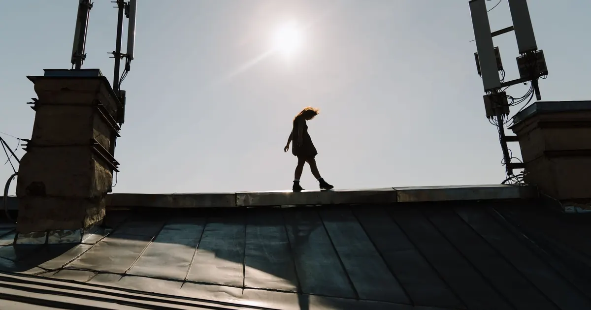 Silhouette sur un toit en plein soleil