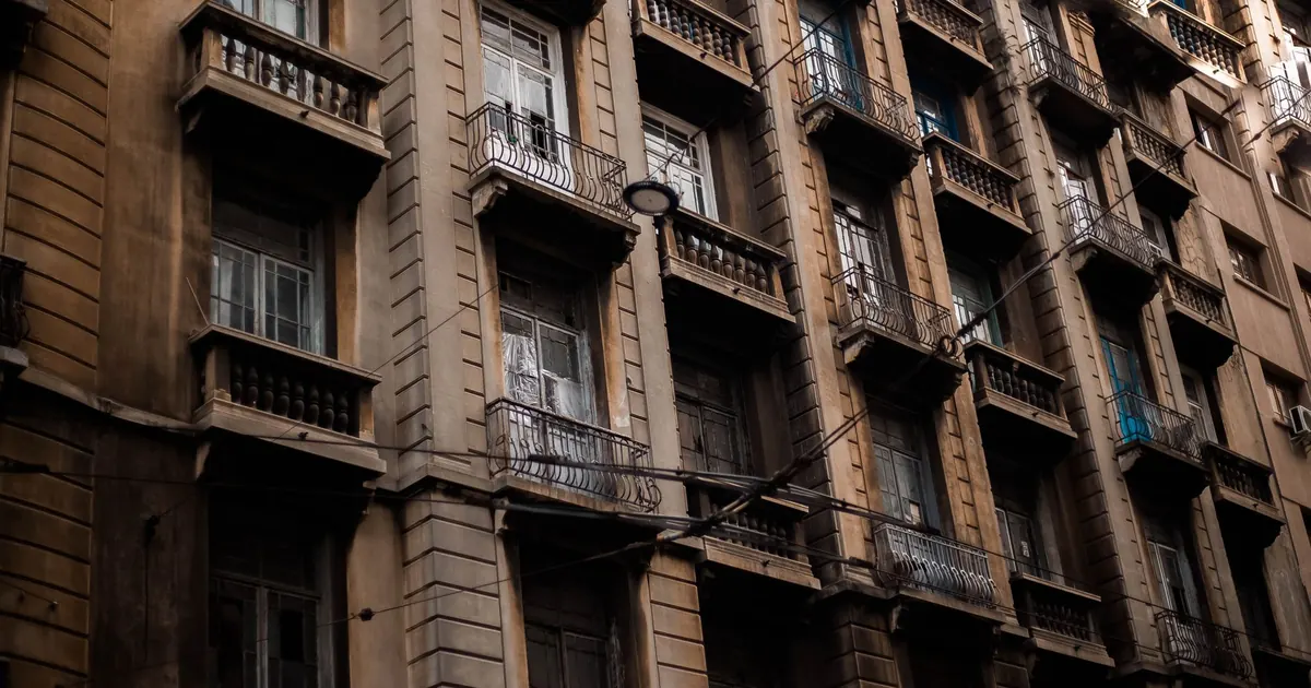 Façade d'un immeuble ancien avec des balcons