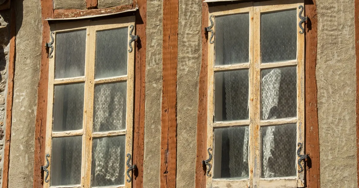 Fenêtres anciennes en bois sur une façade