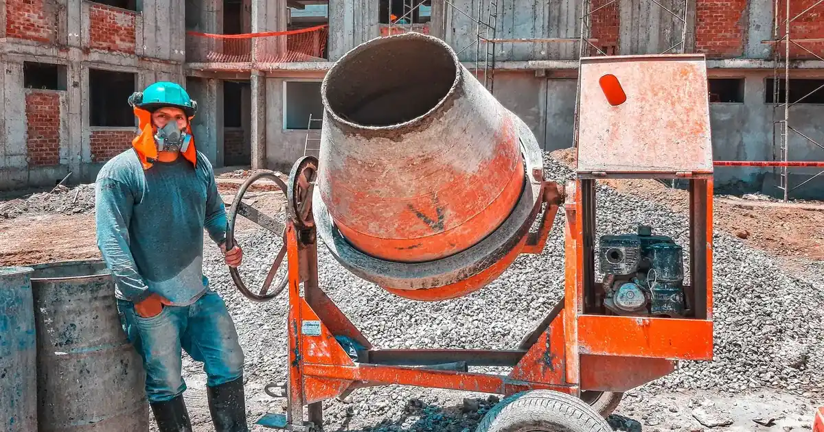 Ouvrier de chantier devant une bétonnière